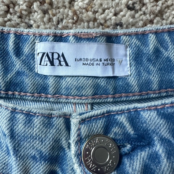 Light wash high waist extra long wide leg with rips Jean - Picture 4 of 5